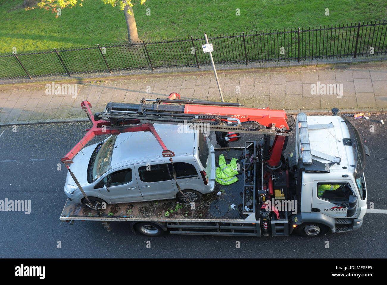 Londra, UK, 22 aprile 2018. Soldi VIRGIN LONDON MARATHON 2018 Camion Di Rimorchio davanti a questo anni Marathon cancellare il percorso di automobili parcheggiate a 7am domenica mattina nella strada stretta Limehouse E14 sul percorso della famosa gara. Credito: Nigel Bowles/Alamy Live News Foto Stock