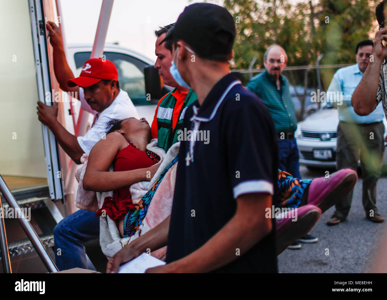 Sonara, Messico, 21 aprile 2018. La carovana dei migranti ricevono attenzione medica, alimentare, igiene personale e un posto per riposare nella comunità sala da pranzo della Colonia di San Luis de Hermosillo, Sonora Messico. Circa 600 persone, per la maggior parte delle centrali di origine americana, provengono dalla frontiera meridionale del paese e legati per la città di Tijuana. La carovana si propone di chiedere asilo negli Stati Uniti attraverso un visti umanitari, la caravana ha suscitato lo sdegno del presidente Donald Trump per questo viaggio al confine con gli Stati Uniti. Credito: NortePhoto.com/Alamy Live News Foto Stock