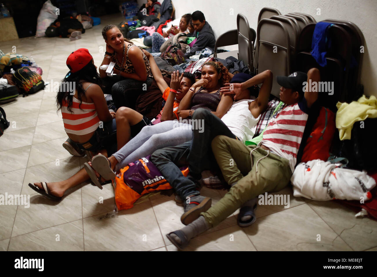 Sonara, Messico, 21 aprile 2018. La carovana dei migranti ricevono attenzione medica, alimentare, igiene personale e un posto per riposare nella comunità sala da pranzo della Colonia di San Luis de Hermosillo, Sonora Messico. Circa 600 persone, per la maggior parte delle centrali di origine americana, provengono dalla frontiera meridionale del paese e legati per la città di Tijuana. La carovana si propone di chiedere asilo negli Stati Uniti attraverso un visti umanitari, la caravana ha suscitato lo sdegno del presidente Donald Trump per questo viaggio al confine con gli Stati Uniti. Credito: NortePhoto.com/Alamy Live News Foto Stock