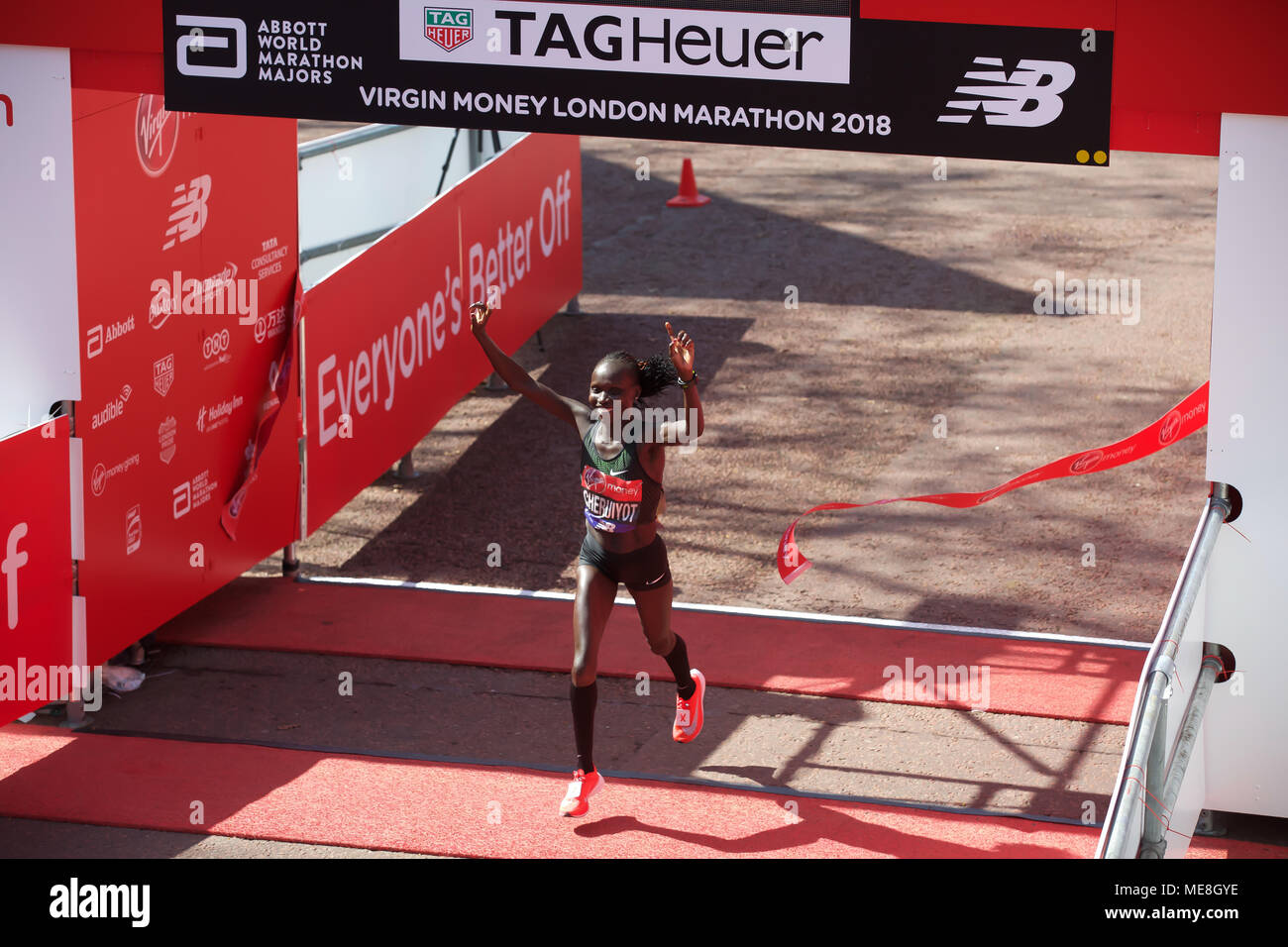 Londra, UK, 22 aprile 2018,Vivian Cheruiyot vince la maratona di Londra. Previsioni del tempo lo rende uno dei giorni più caldi troppo in modo corridori hanno consigliato di non indossare costumi e rimanere idratato sperando di tagliare il traguardo in Mall.Credit Keith Larby/Alamy Live News Foto Stock