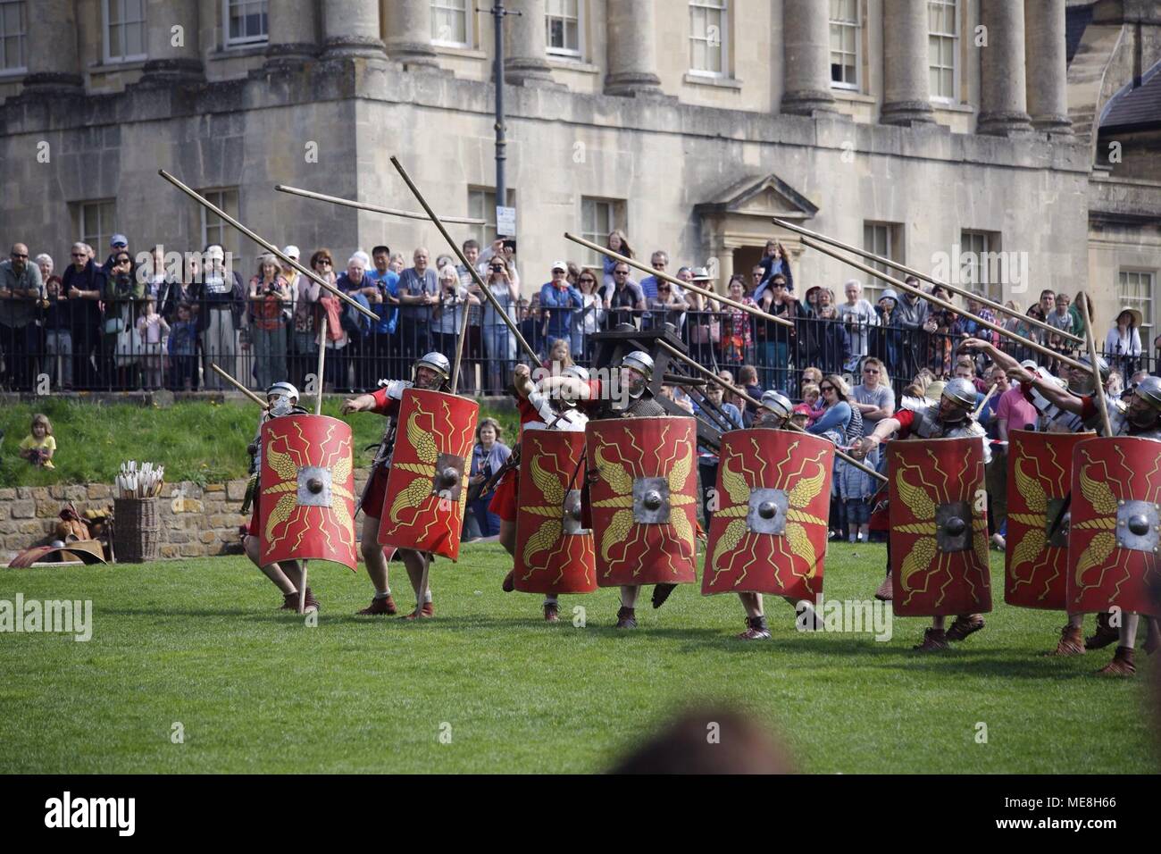 Bath, Regno Unito, 22 aprile 2018. I Romani ritorno in vasca la domenica come il Royal Crescent ospitato al bagno del patrimonio mondiale il giorno, una comunità libera manifestazione che si tiene ogni anno sul prato fuori della famosa attrazione turistica. La mostra è stata organizzata dalla rievocazione gruppo, Ermine Street Guard che ha impostato un autentico camp e dimostrato le tecniche militari e armi. La folla sono rimasti stupiti dalla manifestazione che ha visto arcieri e trebuchets utilizzato per sollevano i meloni e altri frutti attraverso il parco. Credito: Wayne Farrell / Alamy Live News Foto Stock