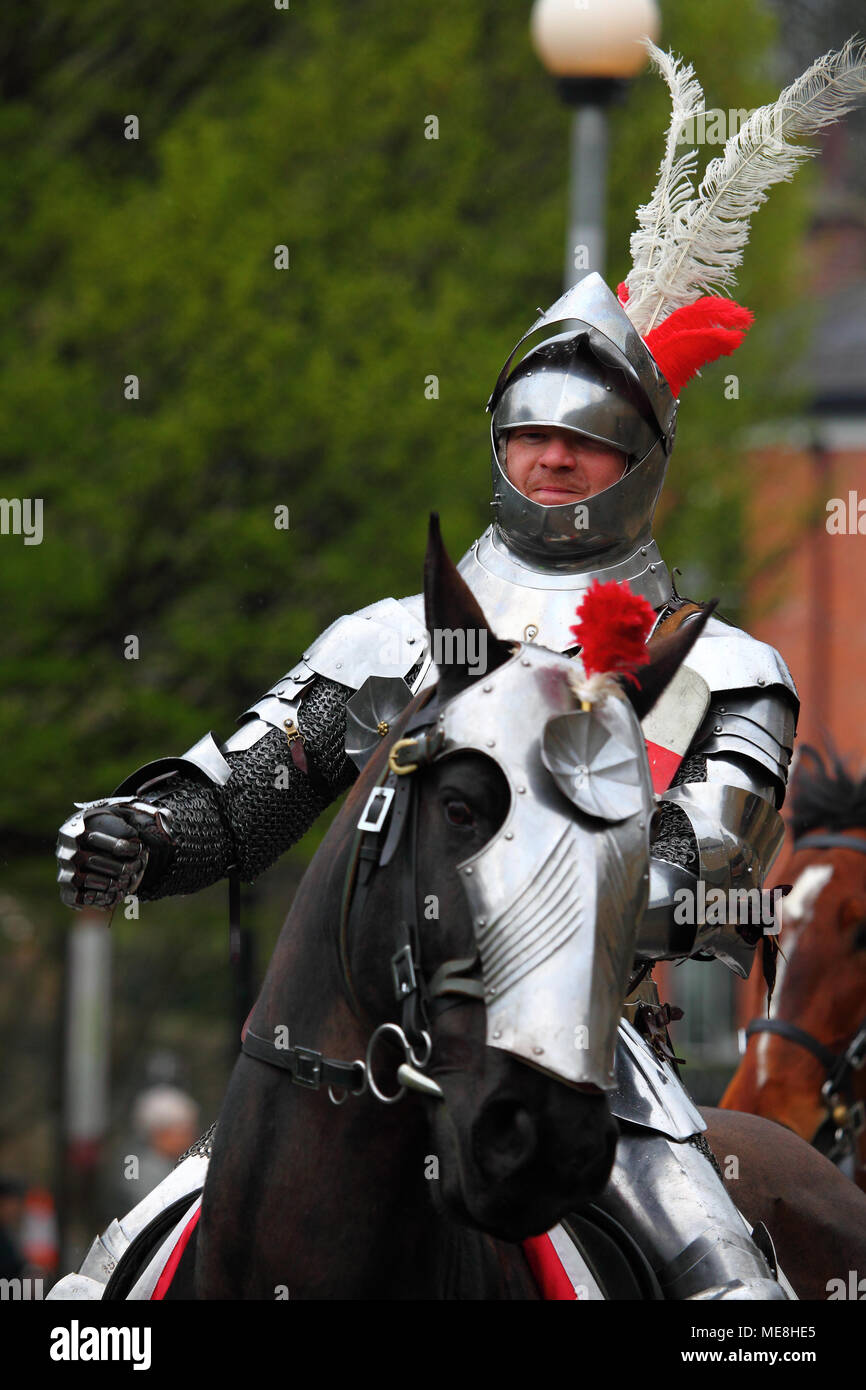 Morley, Leeds, Regno Unito - 22 aprile 2018. L annuale St George's parata del giorno prende il via con la St George stesso cavalcando attraverso le strade di Morley. Foto Stock