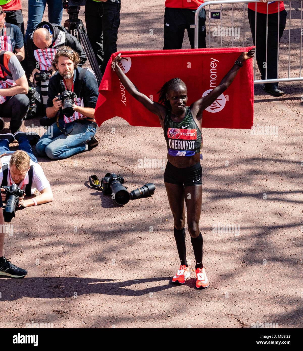 Londra, UK, 22 aprile 2018, LONDRA, REGNO UNITO, Maratona 2018 Vivian Cheruiyot vince la donna Elite gara a Londra, Regno Unito, maratona in 2 h 18 min 31 sec. Credito: Ian Davidson/Alamy Live News Foto Stock Londra, UK, 22 aprile 2018, LONDRA, REGNO UNITO, Maratona 2018 Vivian Cheruiyot vince la donna Elite gara a Londra, Regno Unito, maratona in 2 h 18 min 31 sec. Credito: Ian Davidson/Alamy Live News Foto Stock