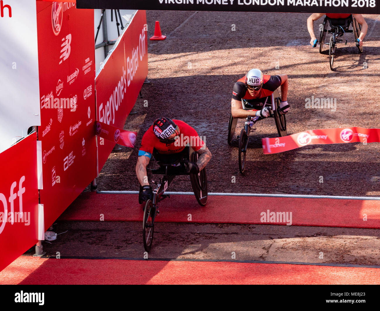 Londra, UK, 22 aprile 2018 LONDRA, REGNO UNITO, Maratona 2018 David Weir vince uomini della sedia a rotelle gara alla maratona di Londra è molto stretta eseguire calore. Credito: Ian Davidson/Alamy Live News Foto Stock