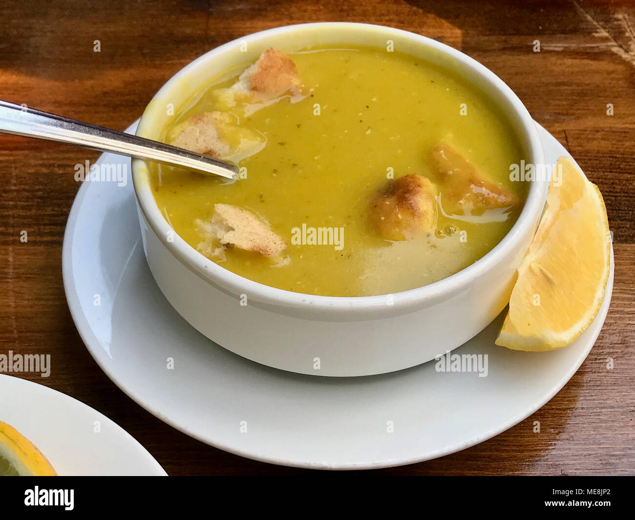 Bagno turco, zuppa di lenticchie con limone e Pita Pide pane / Mercimek  Corbasi / Corba. I cibi tradizionali Foto stock - Alamy