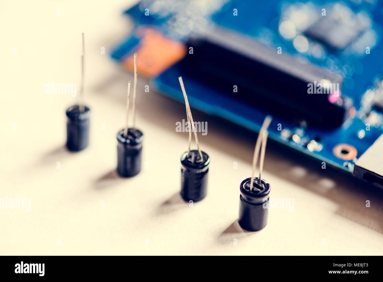 Primo piano di condensatori electronics parte isolati su bianco Foto Stock
