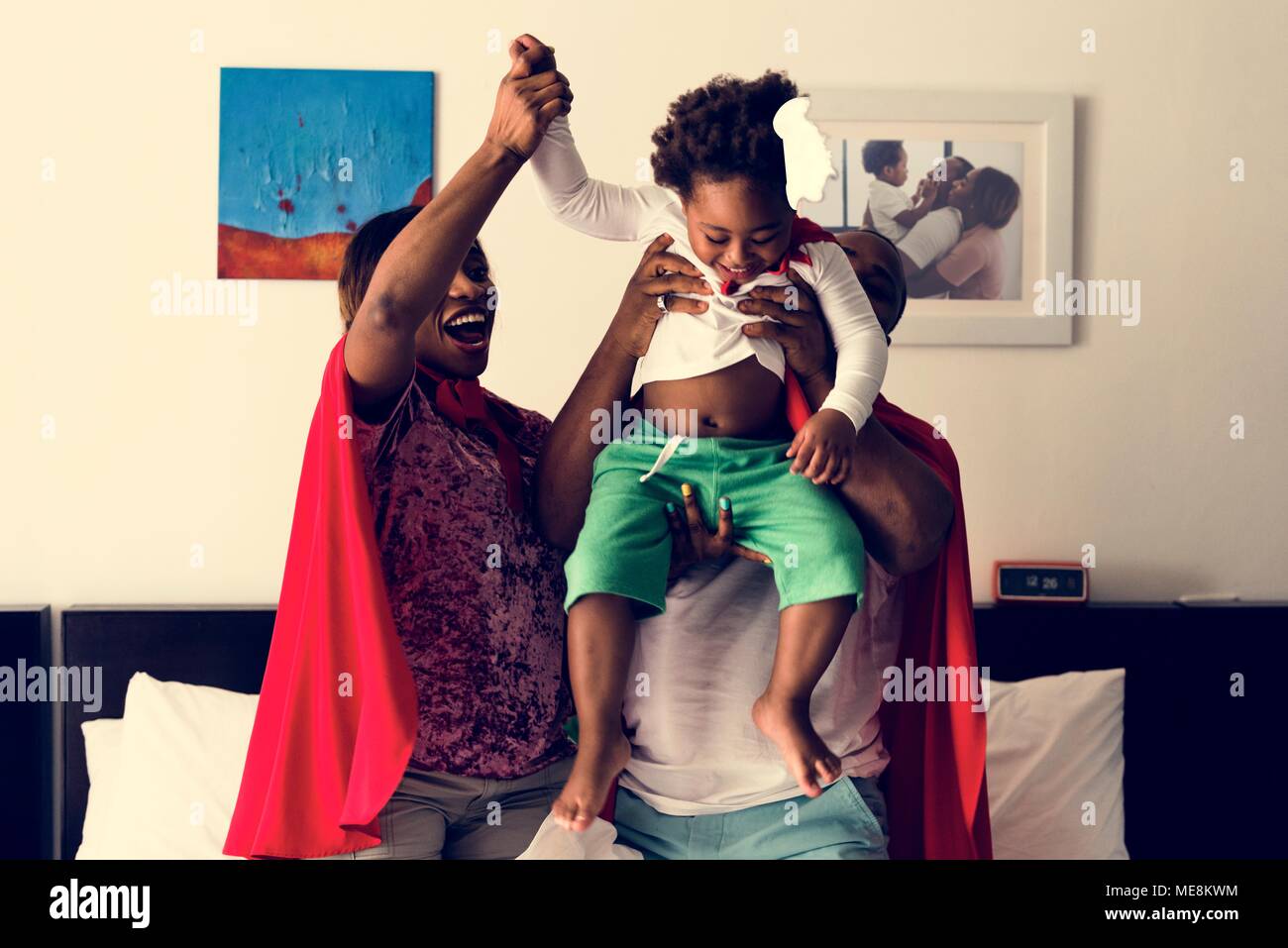Discesa africana papà sollevando il suo bambino Foto Stock