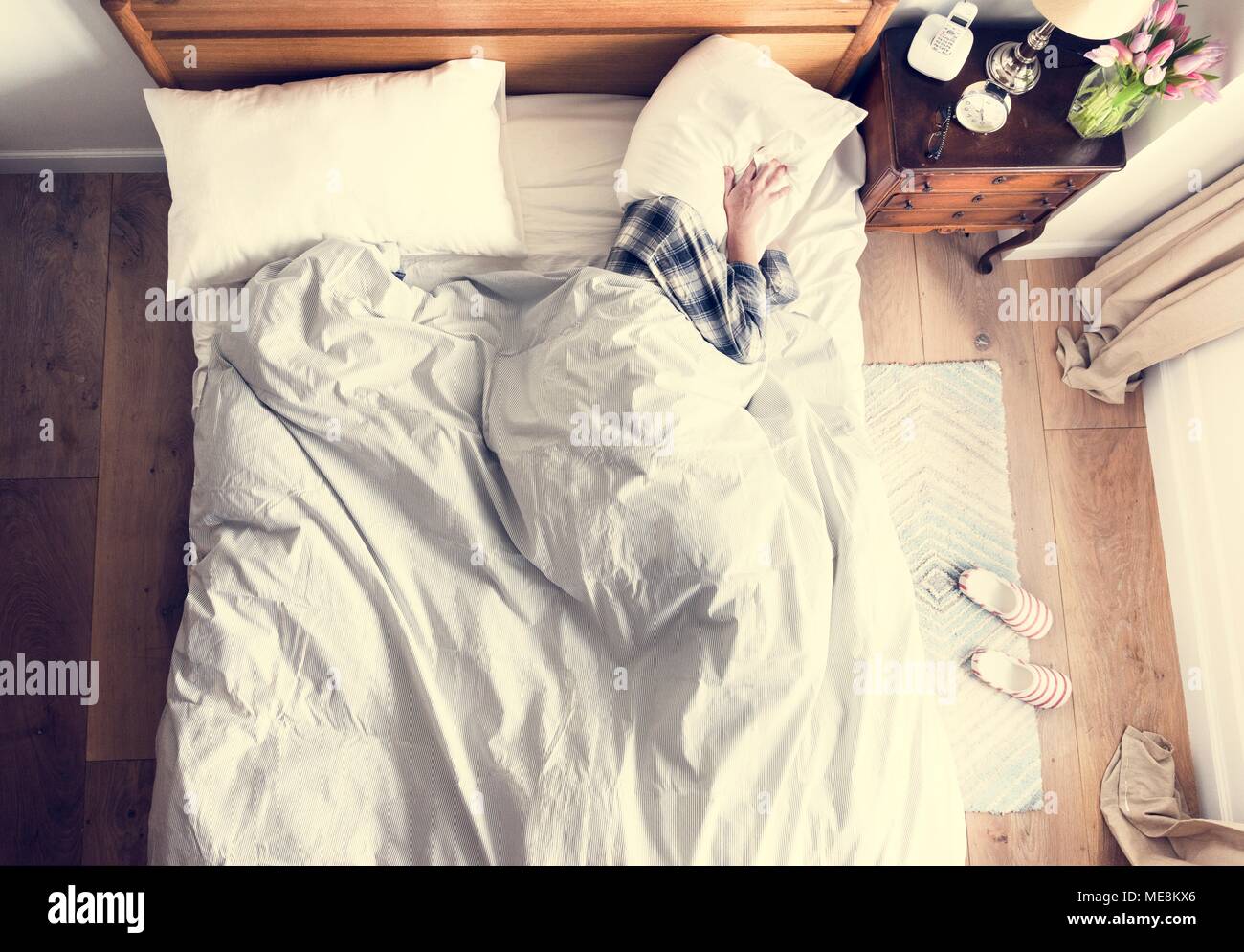 Persona su letto di insonnia e inquinamento acustico concept Foto Stock