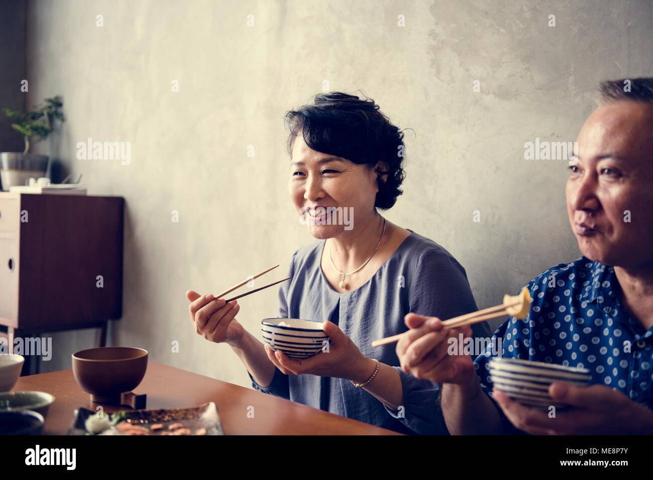 Famiglia giapponese cenare insieme con la felicità Foto Stock