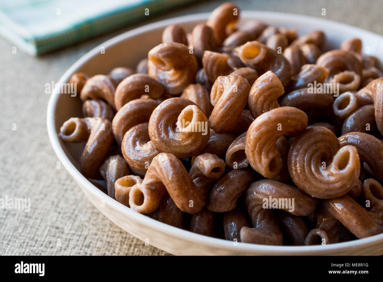 Cotto intero marrone di grano pasta fatta con semi di uva. Alimenti biologici. Foto Stock