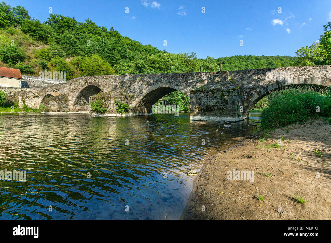 Ponte di pietra Menat sul placido fiume Sioule. Francia, Alvernia-Rodano-Alpi Foto Stock