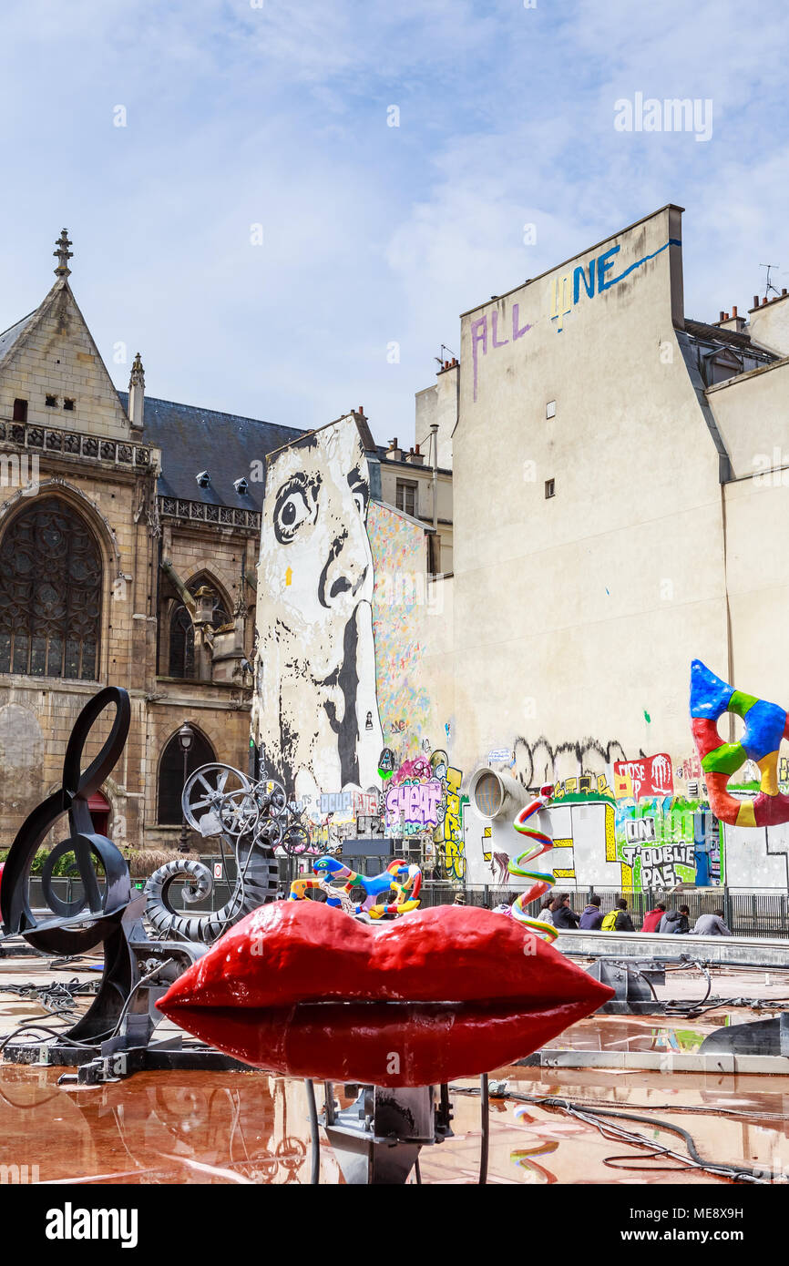 Stravinsky Fontana e la chiesa di Saint-Merri con persone di appoggio Foto Stock