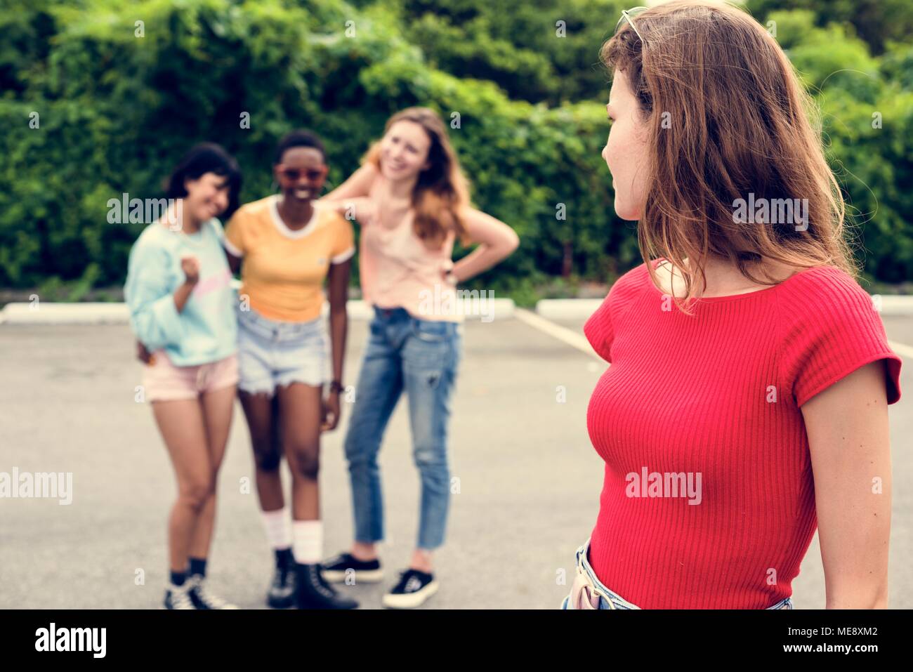 La donna caucasica essendo il bullismo da altre ragazze Foto Stock