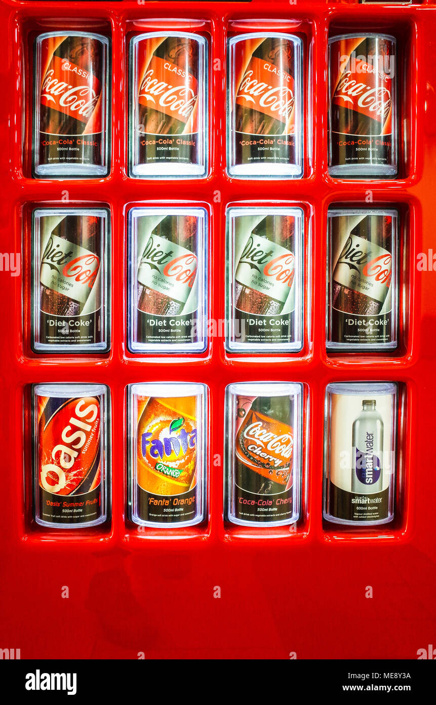 Bevande per la vendita in una Coca Cola Company bevande di marca distributore Foto Stock