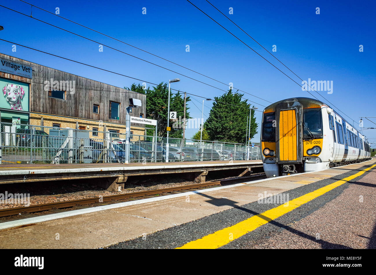 Maggiore Anglia treno arrivando a Whittlesford Parkway station, a sud di Cambridge, sul suo cammino a Londra Liverpool Street. Foto Stock