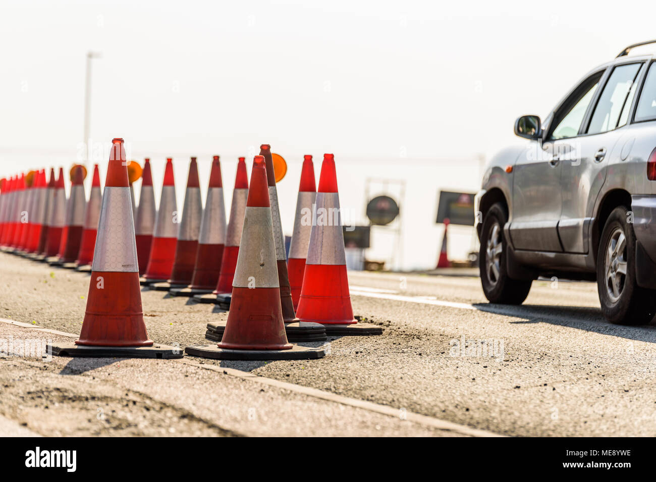 Serie di coni stradali nel Regno Unito in autostrada. Foto Stock