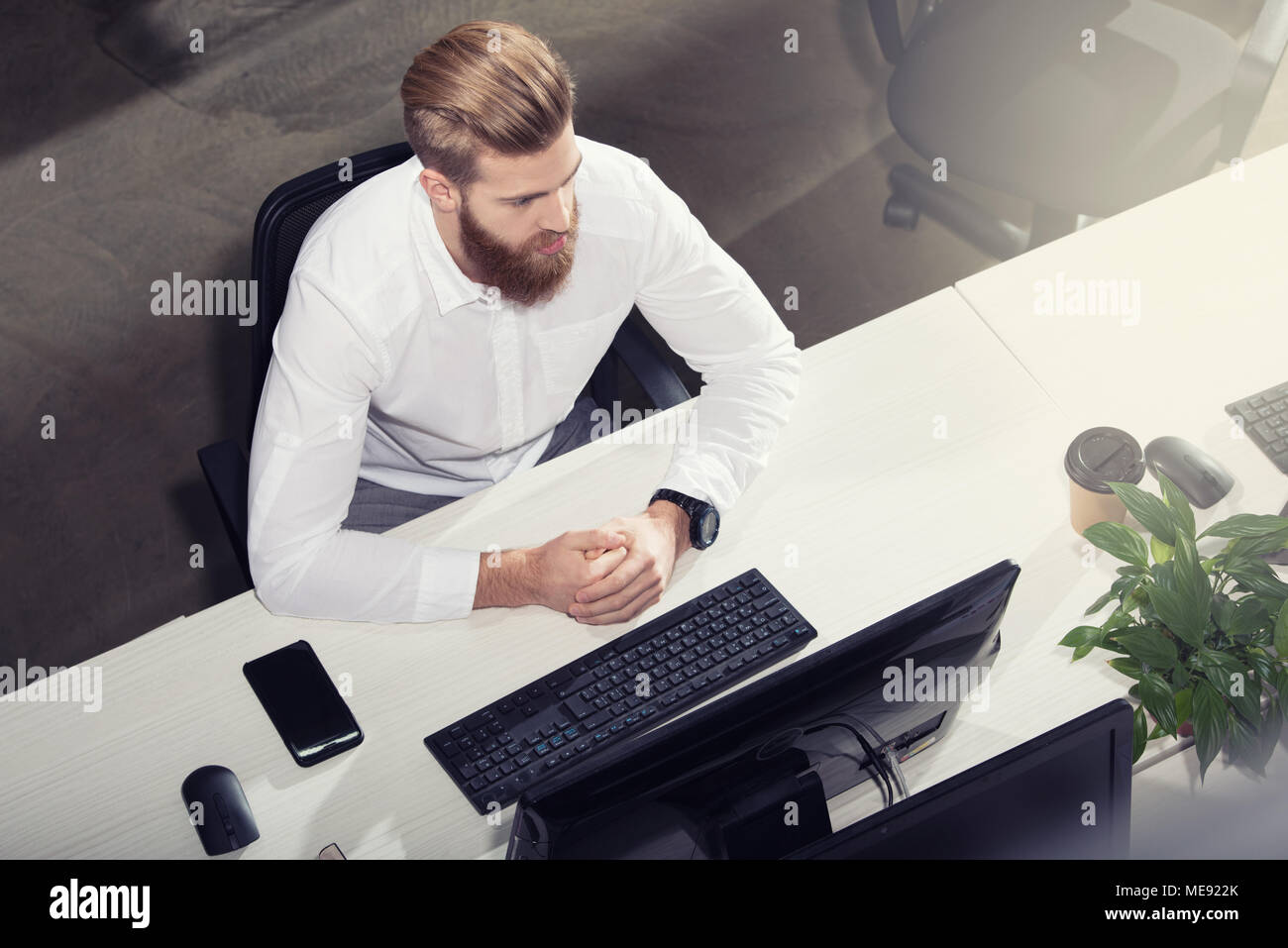 Imprenditore in office collegato sulla rete internet. concetto di azienda startup Foto Stock