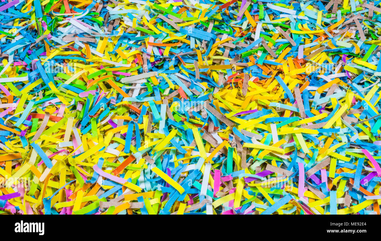 Colore brillante texture da carta tagliuzzata. Originale cartaceo colorati strisce come allegro sfondo. Idea di festa o di partito. Foto Stock