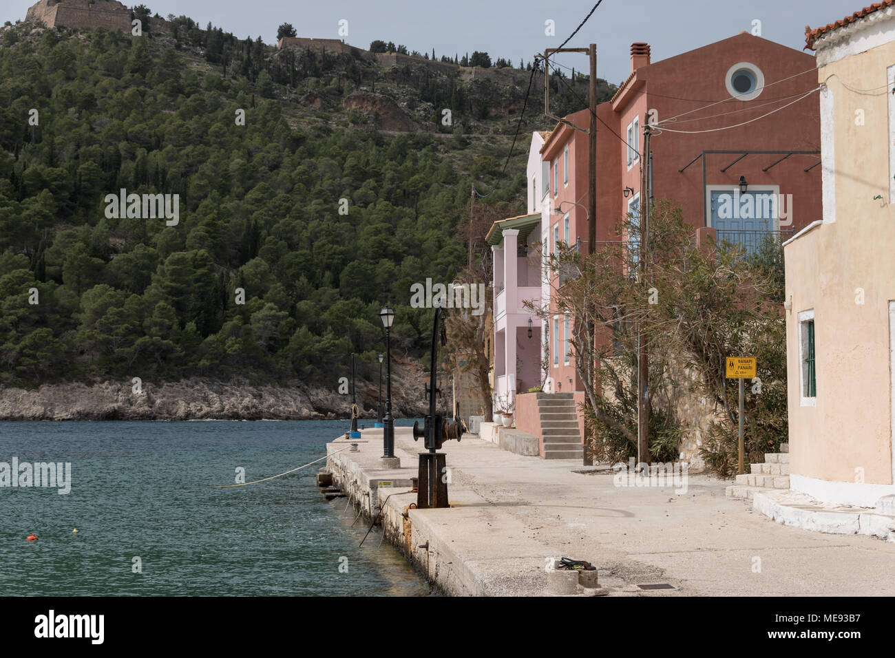 Un piccolo porto situato a Asos in Cefalonia, una delle isole Ionie in Grecia Foto Stock