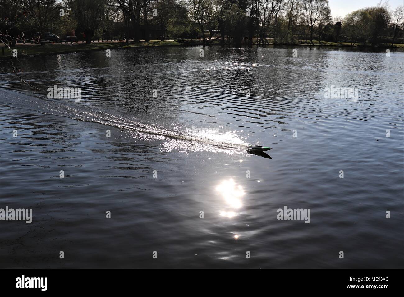 Un controllo remoto della velocità sulla barca Needham lago nel Suffolk, Regno Unito Foto Stock