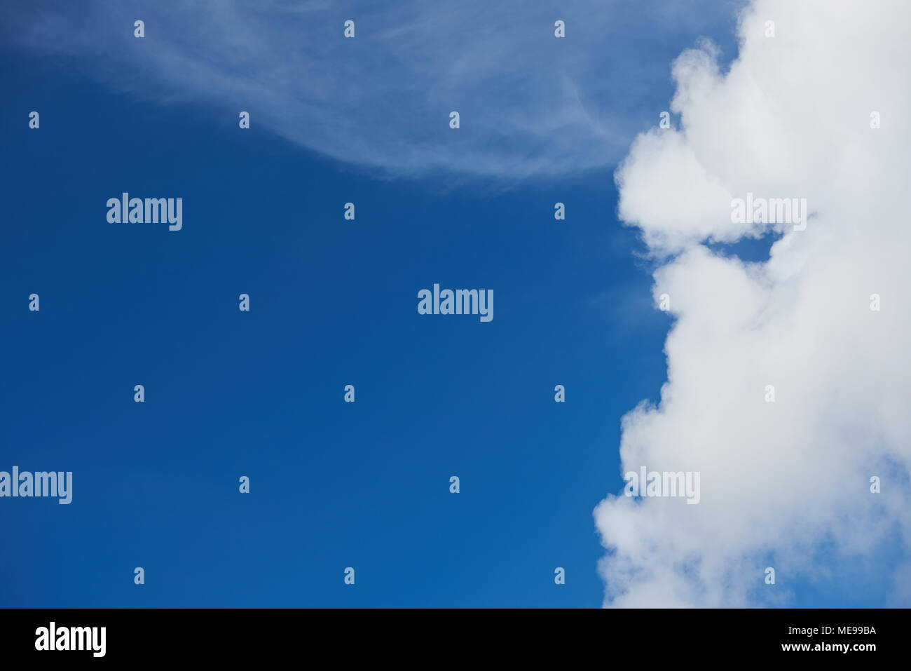 Puffy cloud su blu cielo pulito sullo sfondo. Natura sky con telaio di cloud Foto Stock