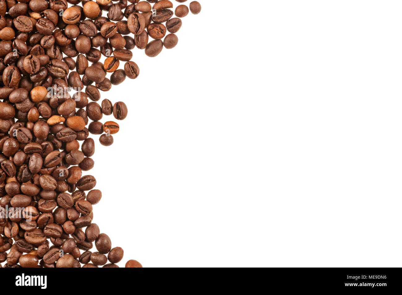 I chicchi di caffè isolato su bianco close up con copia spazio. Modello e background. Foto Stock