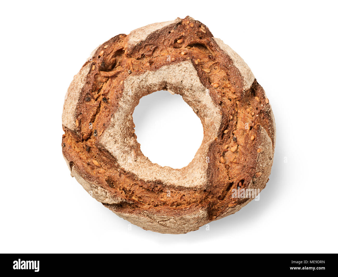 Round appena sfornato rustico pane di segale. Isolato su bianco, percorso di clipping incluso Foto Stock