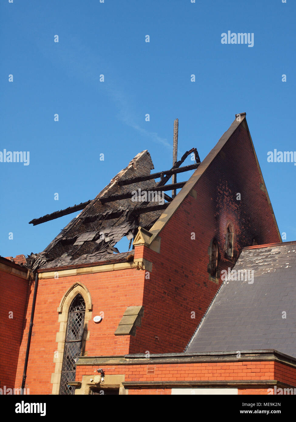 Un tripudio strappato attraverso la ex "Trinità Regno riforma Chiesa' nella spianata, Whitley Bay. North Tyneside, Newcastle Upon Tyne. Foto Stock