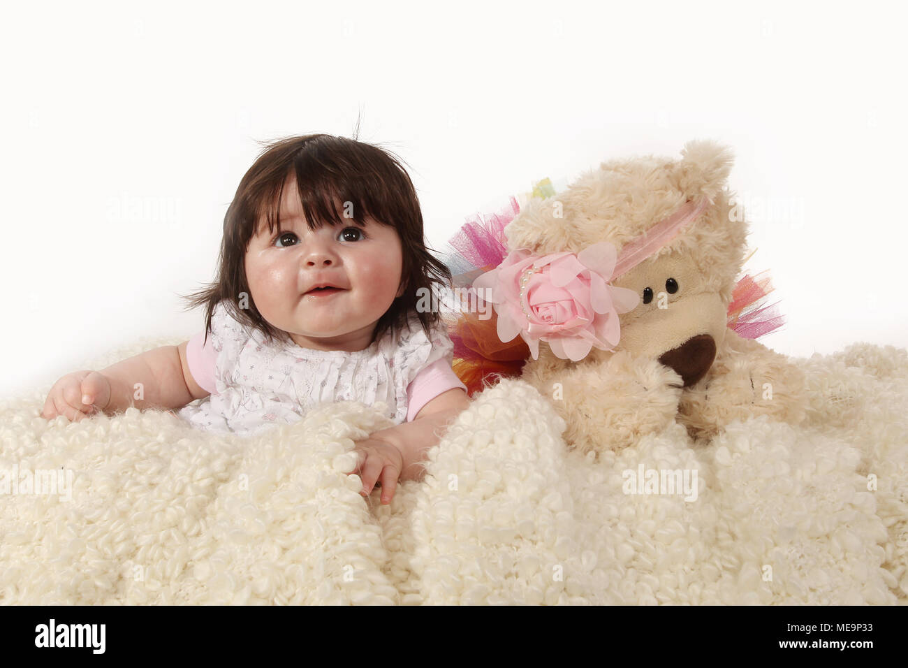3 mese fa bambina esplorando in vivaio, lo sviluppo cognitivo Foto Stock