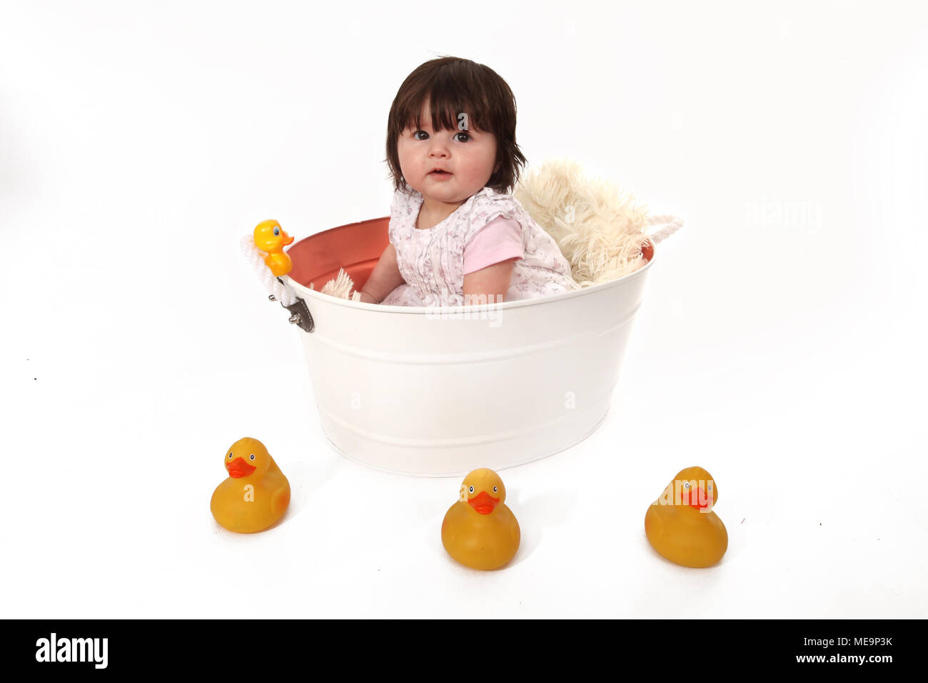 3 mese fa bambina esplorando in vivaio, lo sviluppo cognitivo Foto Stock