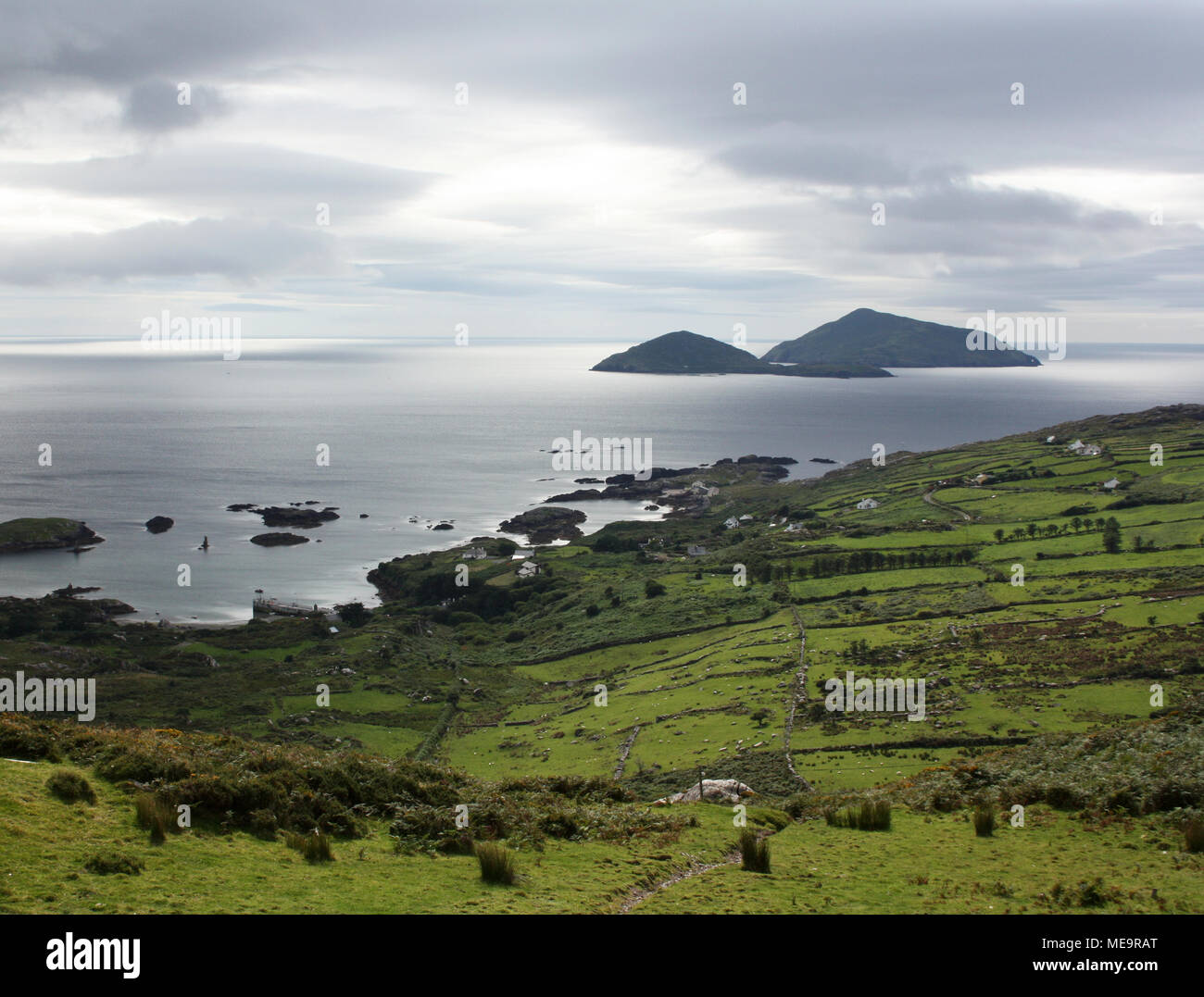 Verde paesaggio lungo il Ring of Kerry - effetto tonico. Cupo seascape nella Contea di Kerry - effetto vintage. L'Irlanda. Foto Stock