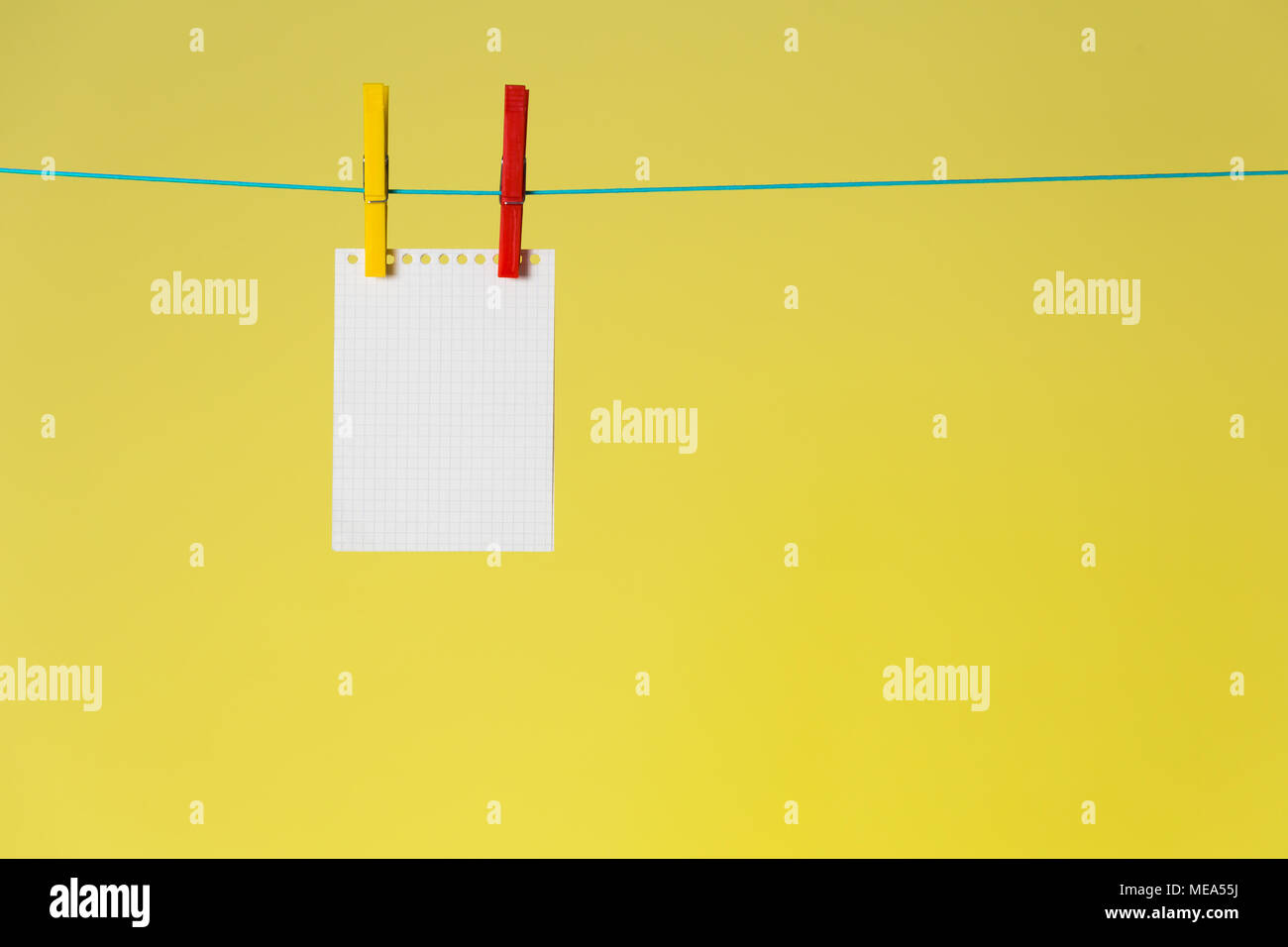 Una pagina di carta appuntata a fune su sfondo giallo. Concetto di Notes. Copia spazio per il testo. Foto Stock