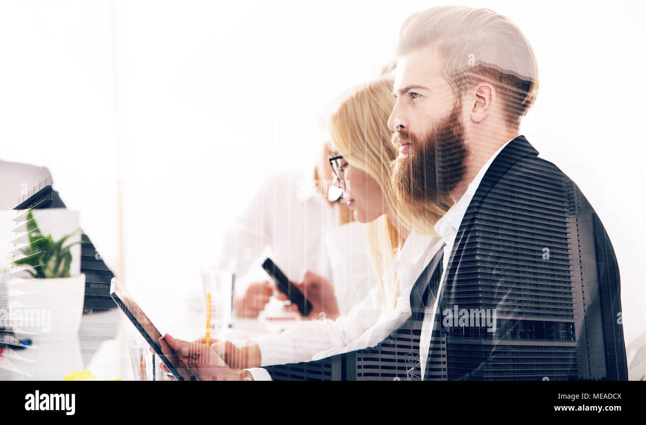 Imprenditore in office connessi alla rete internet. concetto di azienda startup. doppia esposizione Foto Stock