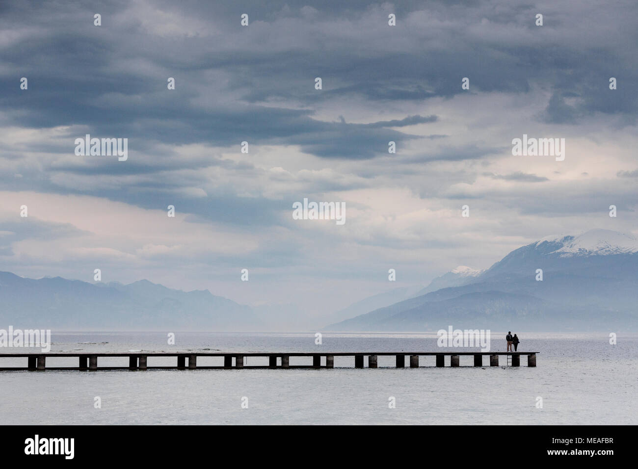 Un paio di prendere in vista da un molo passerella a Sirmione, sul lato sud del Lago di Garda, Italia. Foto Stock