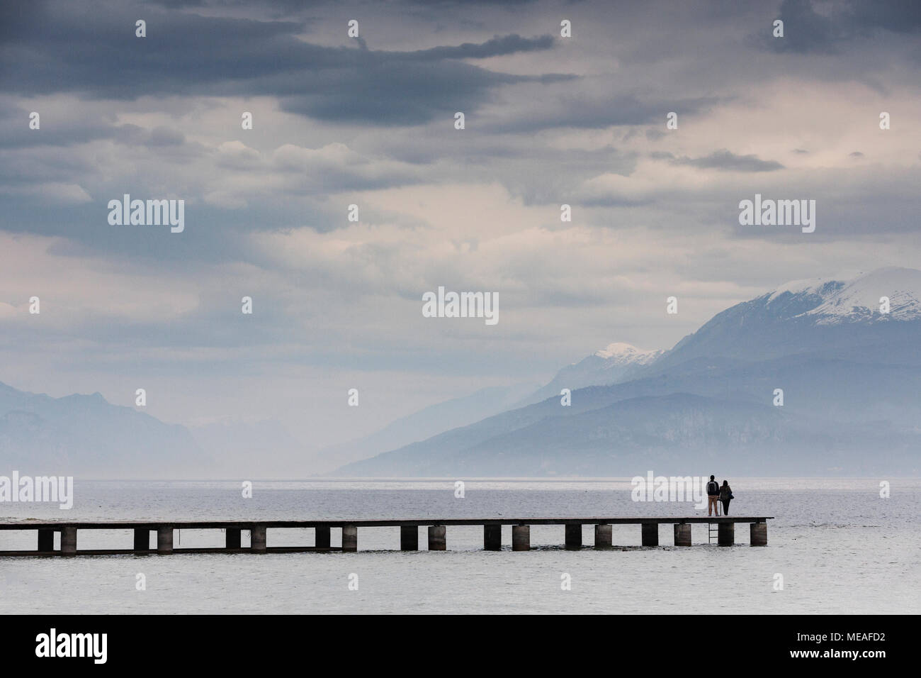 Un paio di prendere in vista da un molo passerella a Sirmione, sul lato sud del Lago di Garda, Italia. Foto Stock