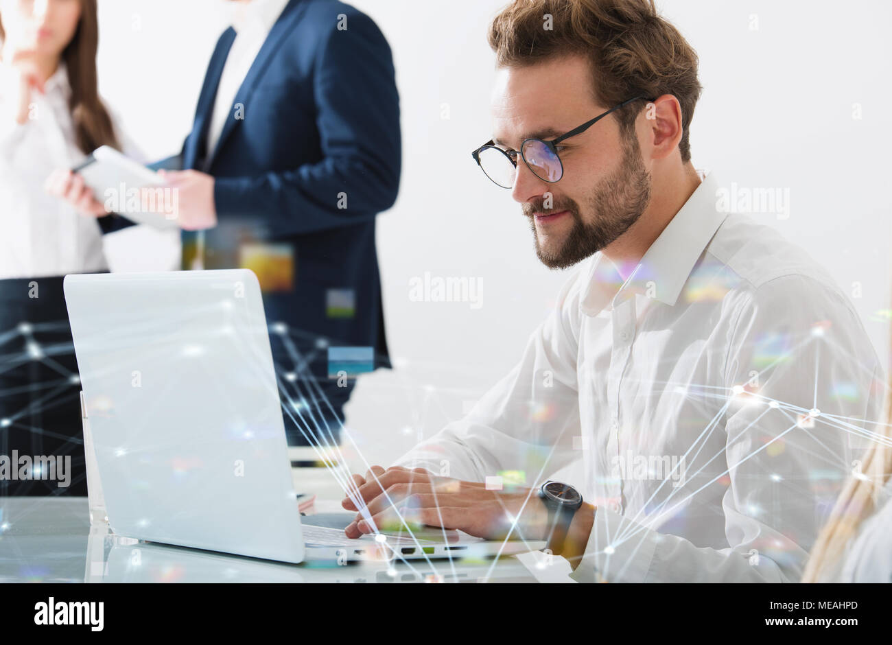 Imprenditore in office collegato sulla rete internet. concetto di azienda startup Foto Stock