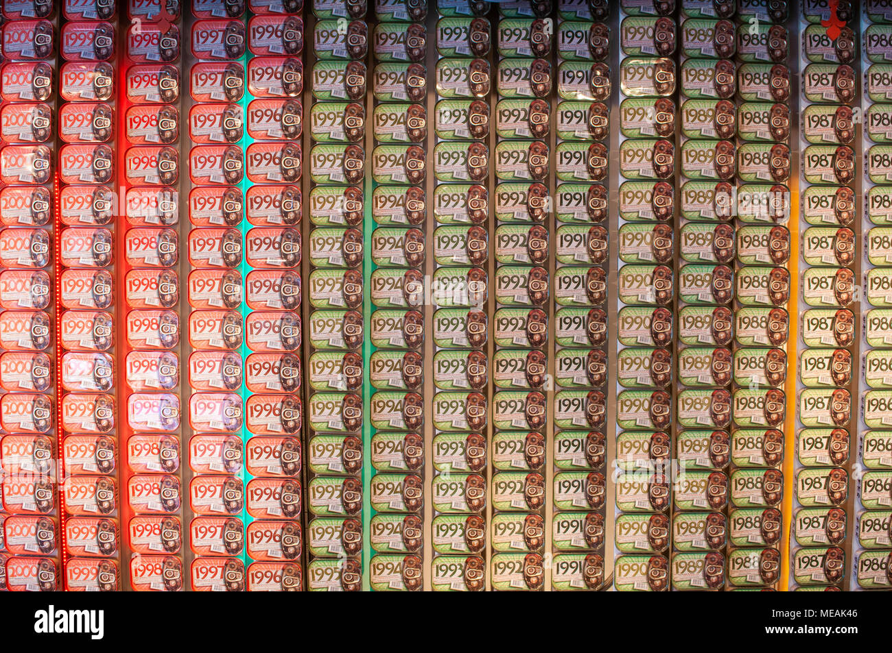 Souvenir scatole di sardine con anni dal 2000 al 1986, in vendita in Portogallo Foto Stock