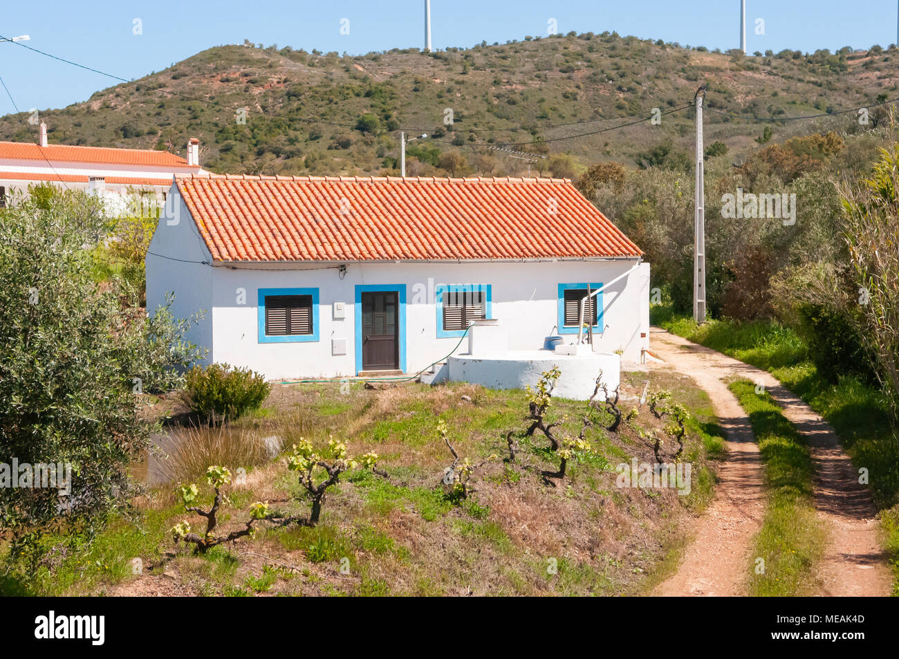 Portoghese imbiancate agriturismo cottage con red tegole di terracotta nelle zone rurali a Algarve, Portogallo. Foto Stock