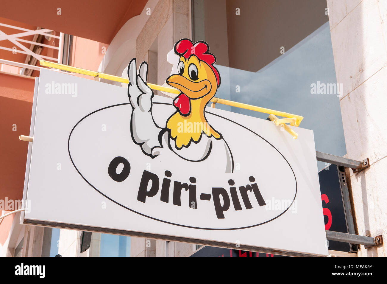 Segno al di fuori di un piri piri-ristorante di pollo, Vilamoura, Algarve, Portogallo. Foto Stock