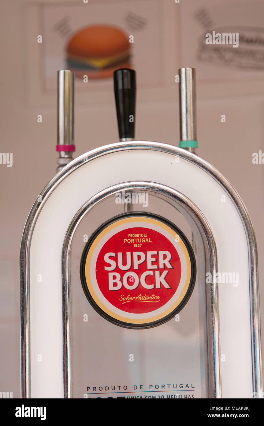 Pompa di birra per il portoghese Super Bock birra chiara, Portogallo Foto Stock