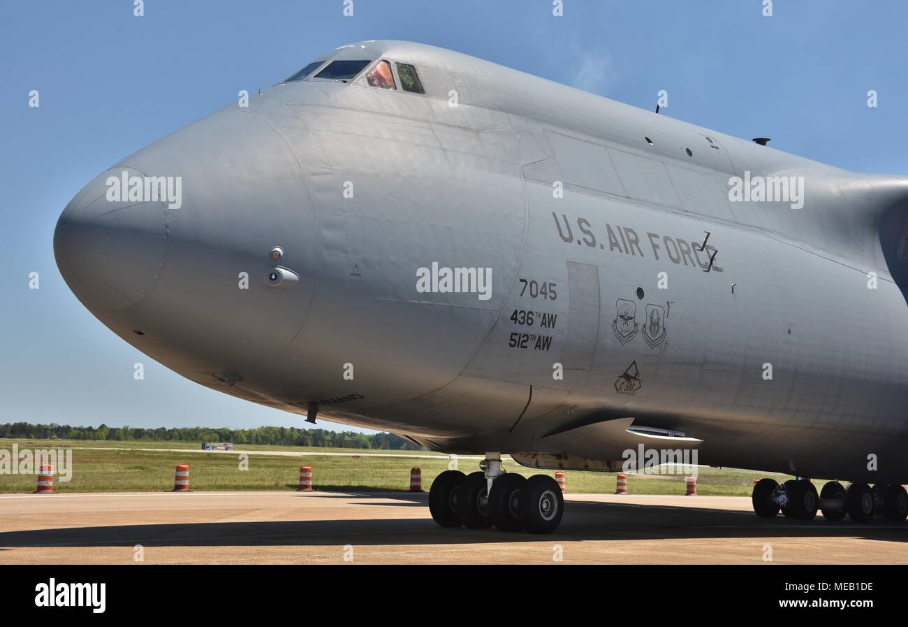 Un U.S. Air Force C-5 Galaxy cargo aereo su una pista a Columbus Air Force Base. Questo C-5 appartiene alla 436th Airlift Wing e 512th Airlift Wing Foto Stock