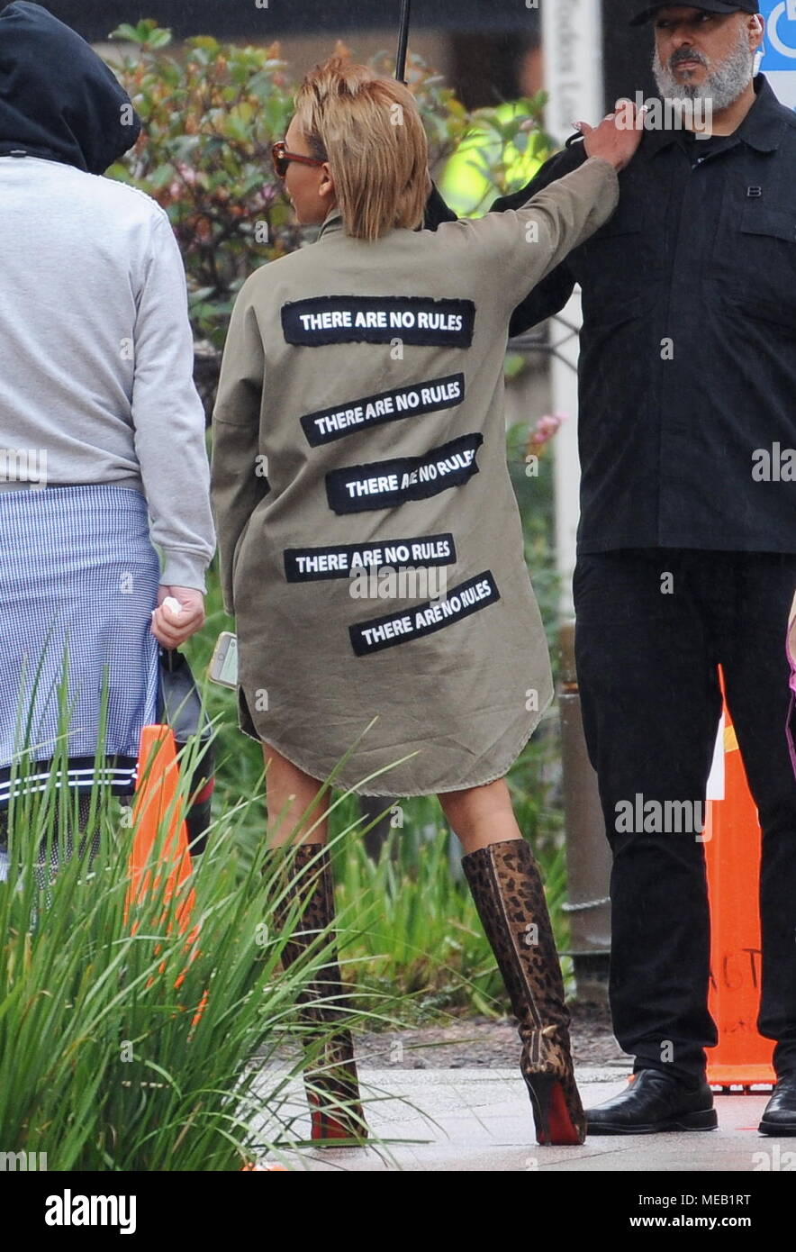 Mel B abbraccia la pioggia con il suo nuovo taglio di capelli corti come lei arriva per il "America's Got Talent' auditions a Pasadena, in California. Dotato di: Mel B, Melanie Brown dove: Pasadena, California, Stati Uniti quando: 21 Mar 2018 Credit: WENN Foto Stock