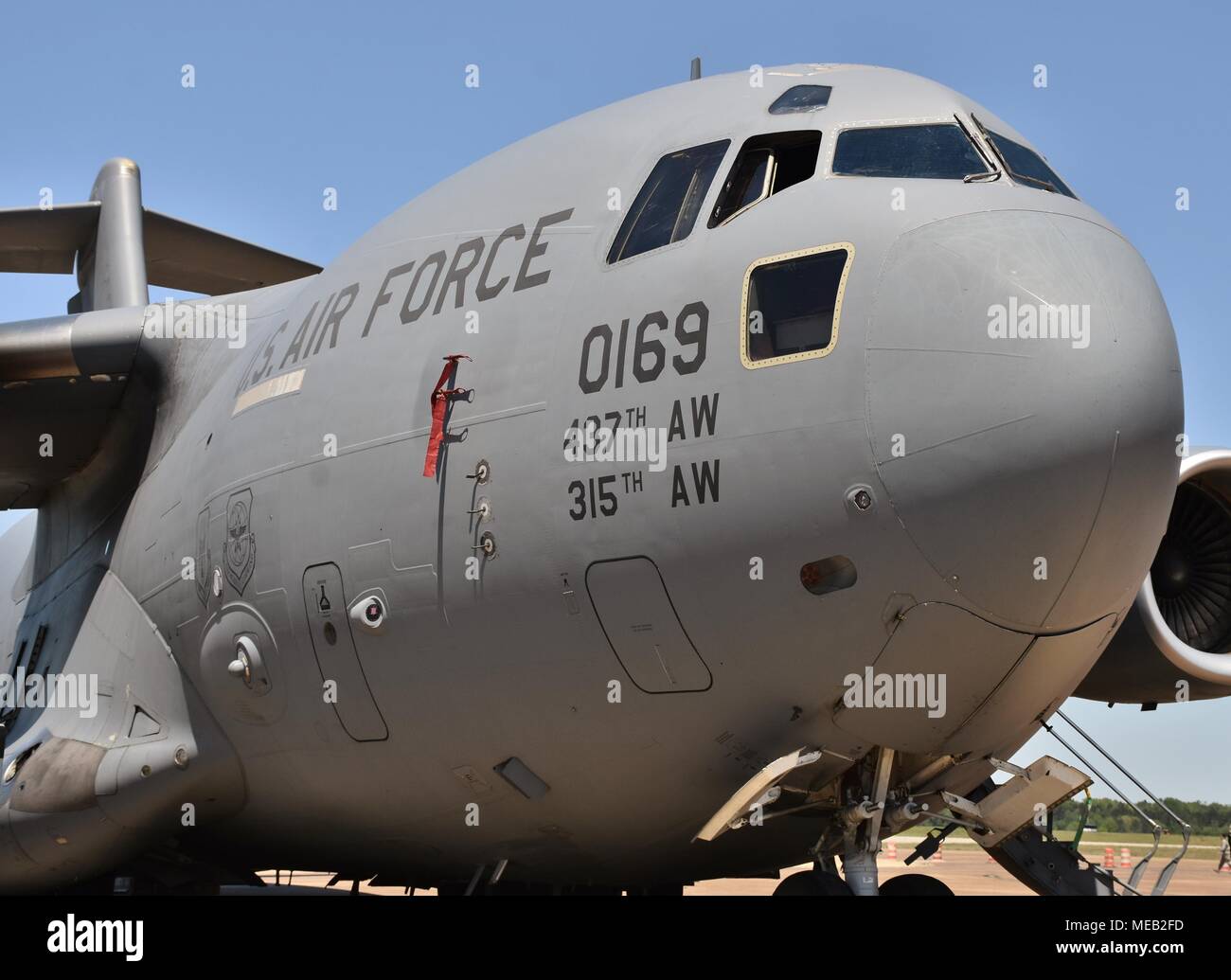 Un U.S. Air Force C-17 Globemaster III piano di carico su una pista a Columbus Air Force Base. Questo C-17 appartiene alla 437th Airlift Wing e 315Airlift Foto Stock
