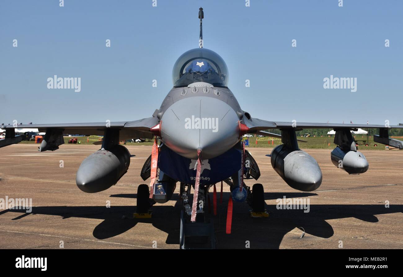 Una forza aerea F-16 Viper/Fighting Falcon sulla pista di Columbus Air Force Base. Questo F-16 appartiene a La Carolina del Sud Air National Guard. Foto Stock