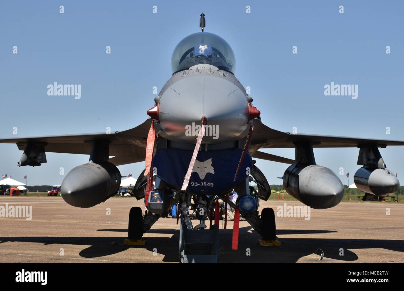 Una forza aerea F-16 Viper/Fighting Falcon sulla pista di Columbus Air Force Base. Questo F-16 appartiene a La Carolina del Sud Air National Guard. Foto Stock