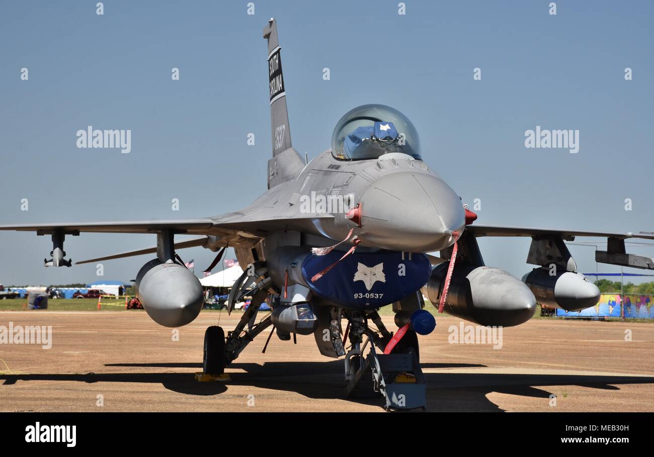 Una forza aerea F-16 Viper/Fighting Falcon sulla pista di Columbus Air Force Base. Questo F-16 appartiene a La Carolina del Sud Air National Guard. Foto Stock