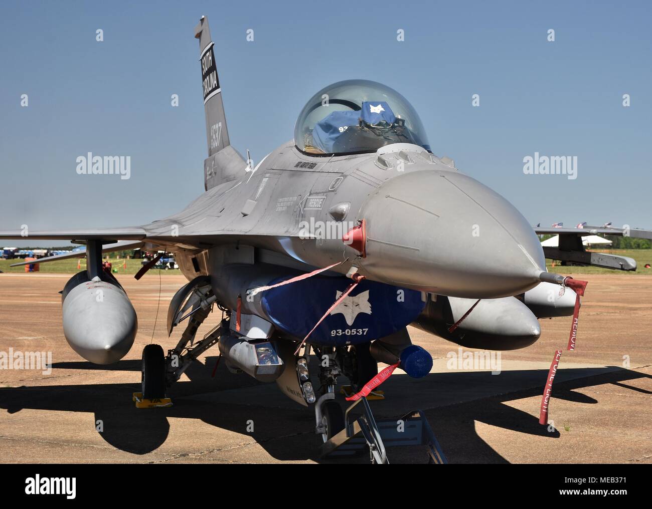 Una forza aerea F-16 Viper/Fighting Falcon sulla pista di Columbus Air Force Base. Questo F-16 appartiene a La Carolina del Sud Air National Guard. Foto Stock