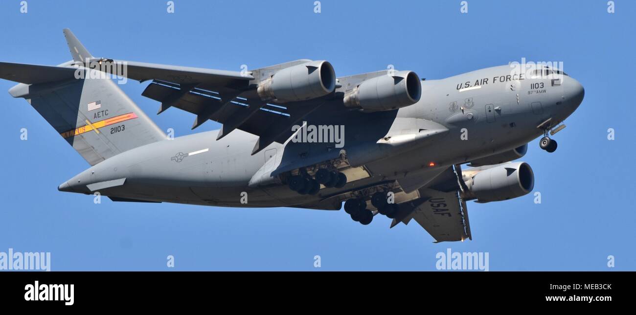 Un U.S. Air Force C-17 Globemaster III piano cargo battenti una sortita. Questo C-17 appartiene alla 97th Aria Mobilità ala da Altus Air Force Base. Foto Stock