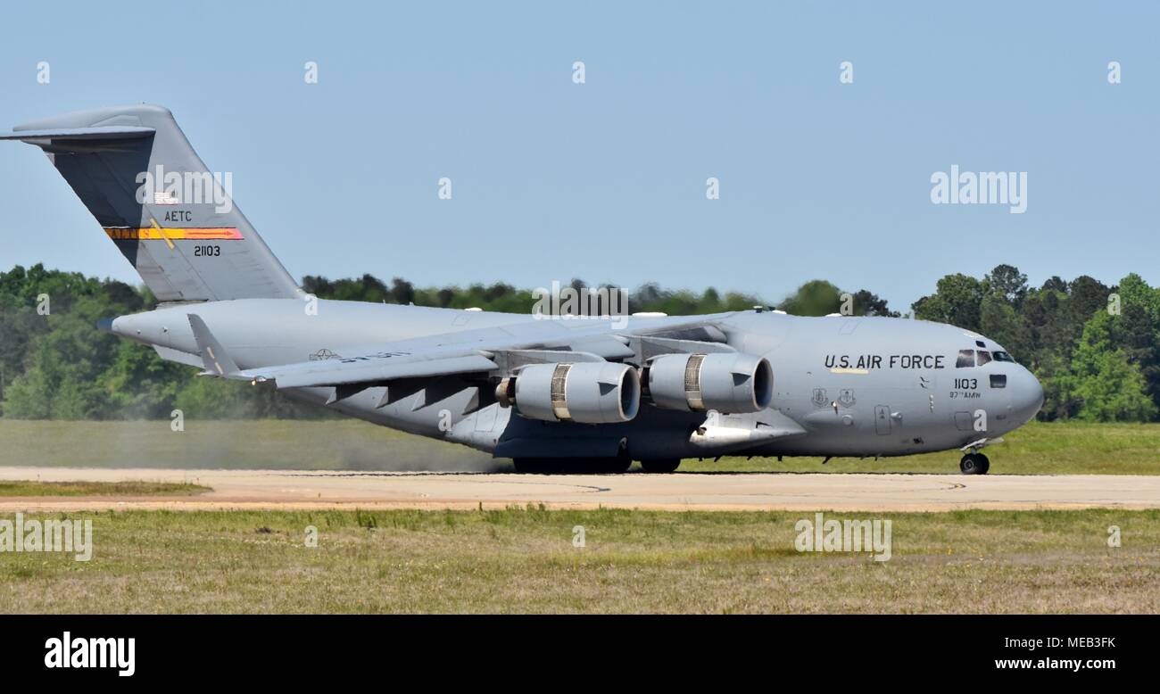 Un U.S. Air Force C-17 Globemaster III piano di carico in atterraggio a Columbus Air Force Base. Questo C-17 appartiene alla 97th Aria Mobilità ala da Altus Foto Stock