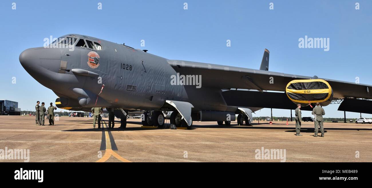 Un U.S. Air Force B Stratofortress bombardiere sulla pista di Columbus Air Force Base. Foto Stock
